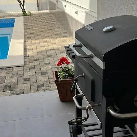 Pool House モスタル