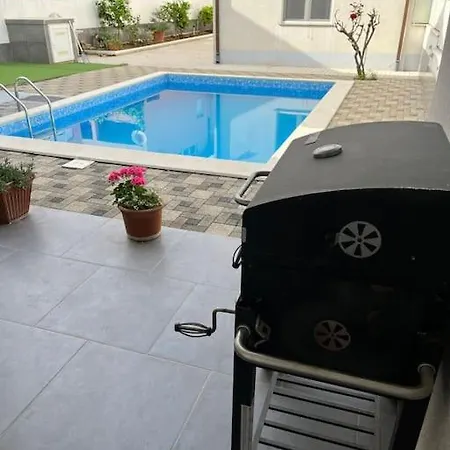 Pool House * モスタル
