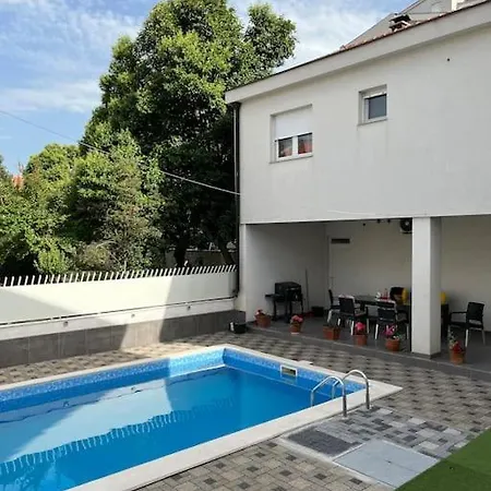 Pool House モスタル
