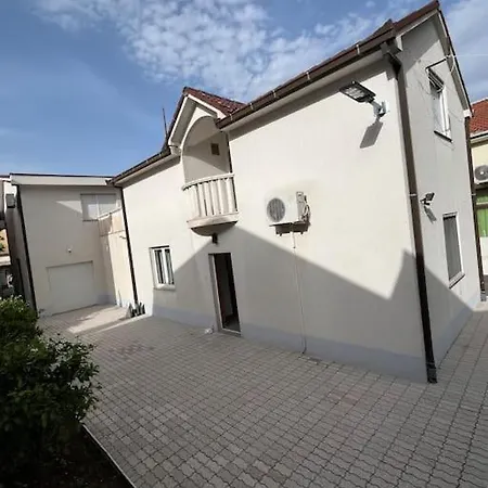 Pool House Vila *